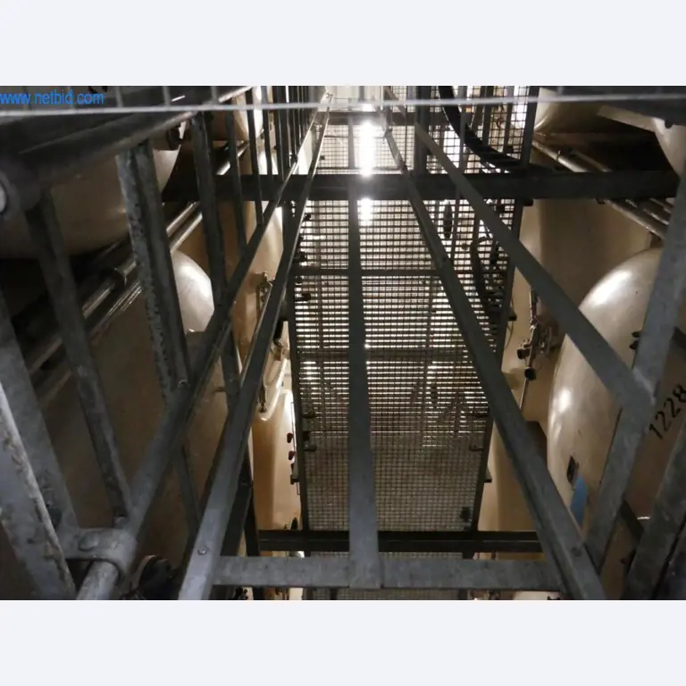 Máquinas, acessórios para máquinas, veículos e armazém de vinhos espumantes-2