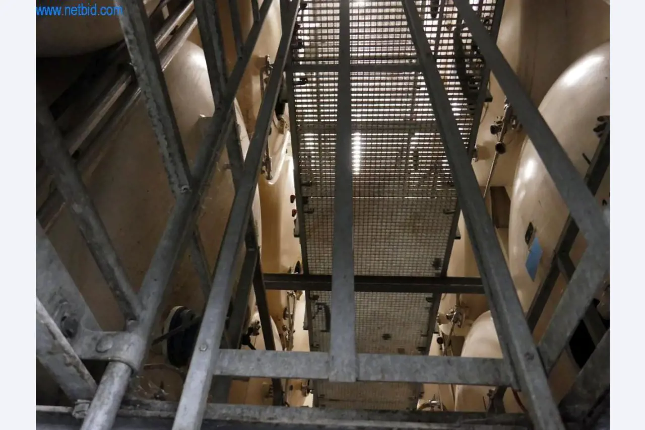 Máquinas, acessórios para máquinas, veículos e armazém de vinhos espumantes-1