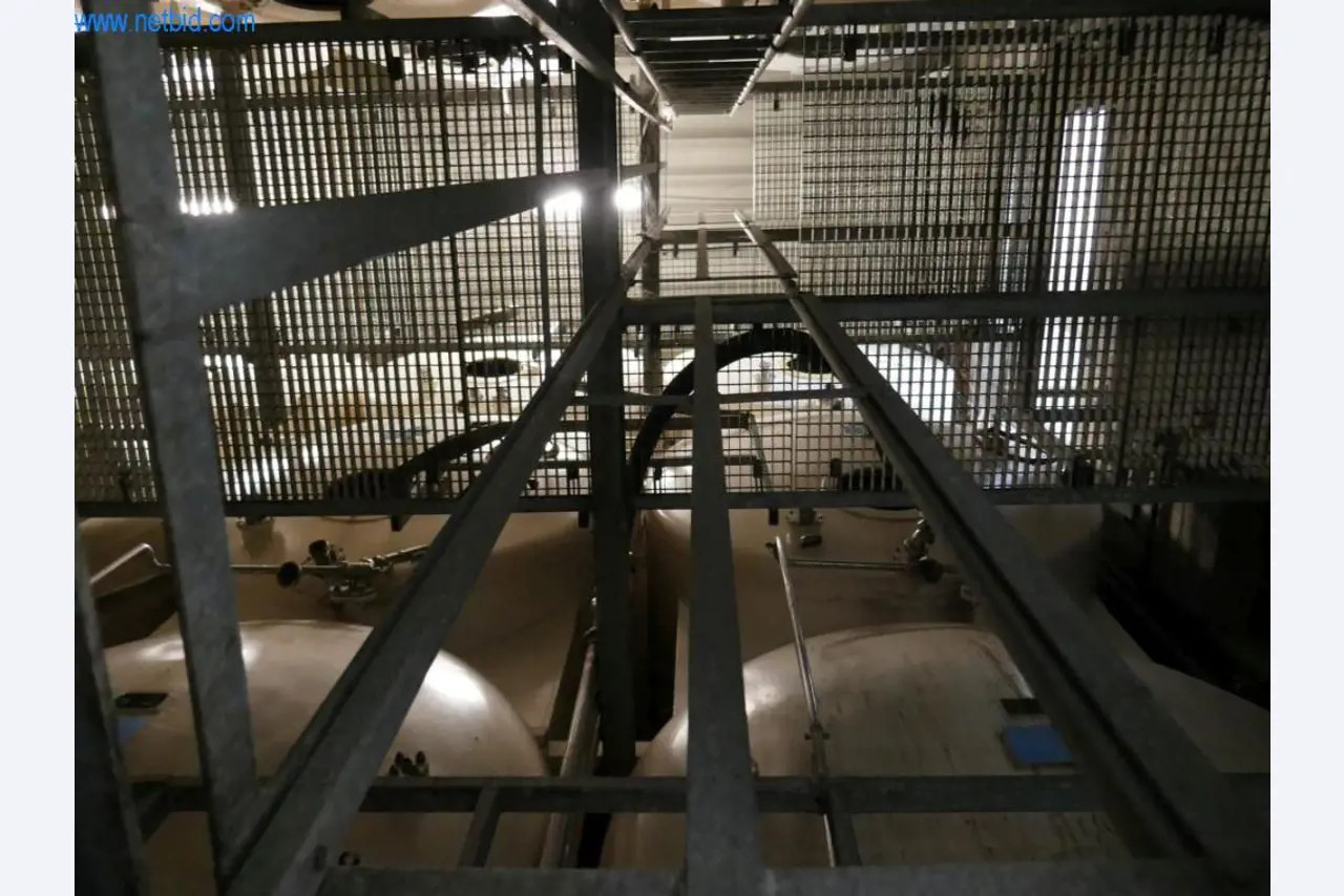 Máquinas, acessórios para máquinas, veículos e armazém de vinhos espumantes-2