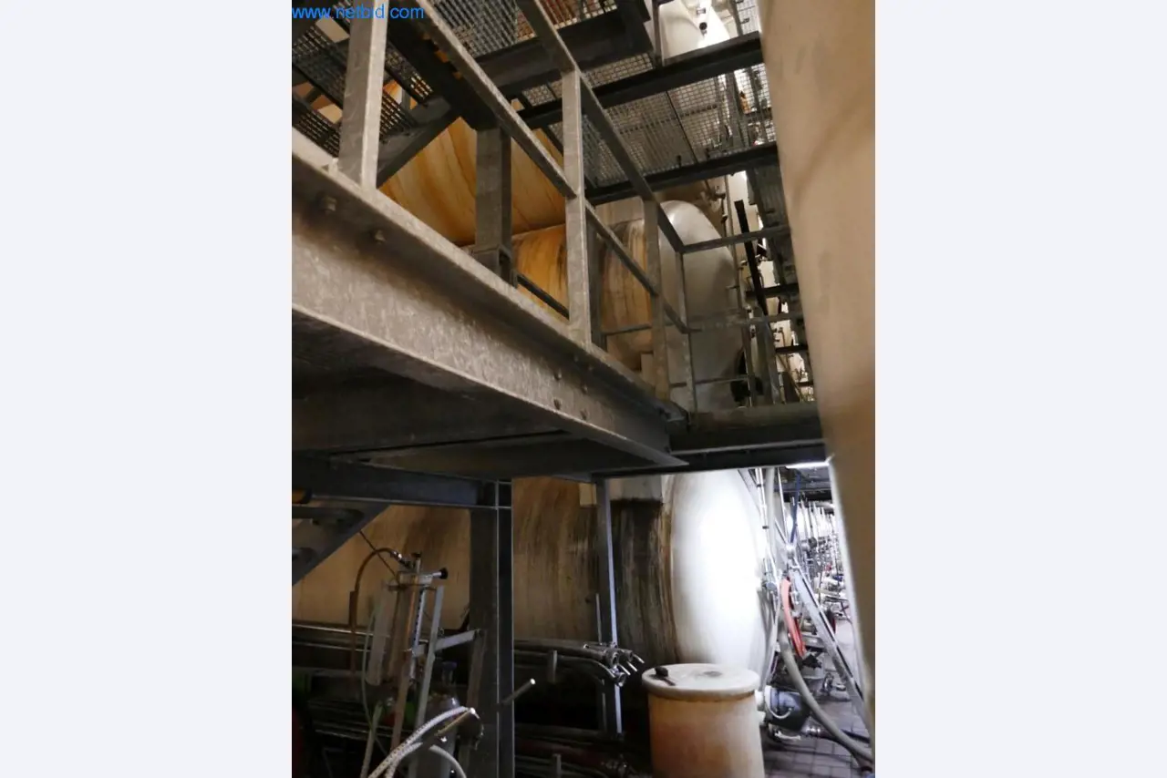 Máquinas, acessórios para máquinas, veículos e armazém de vinhos espumantes-1