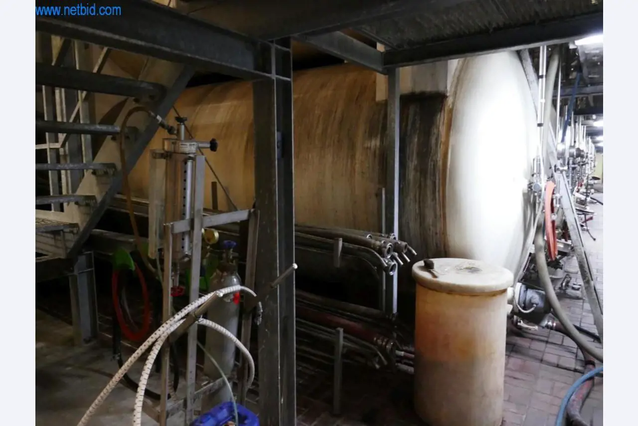 Máquinas, acessórios para máquinas, veículos e armazém de vinhos espumantes-2