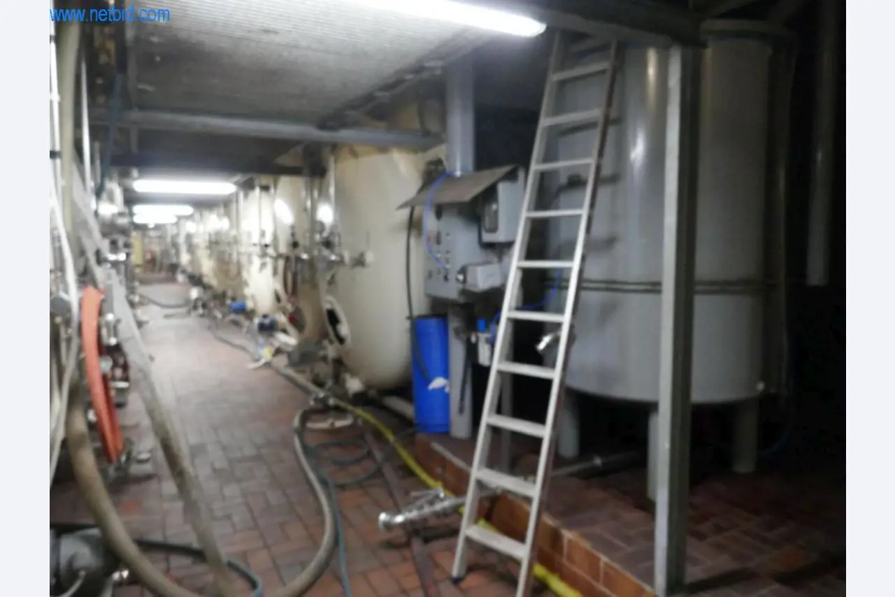 Máquinas, acessórios para máquinas, veículos e armazém de vinhos espumantes-3