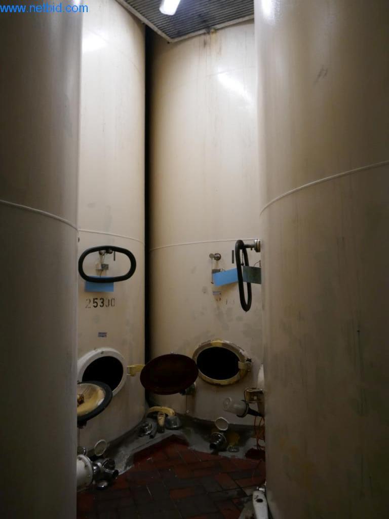 Machines, accessoires de machines, véhicules et stock de vins mousseux-1