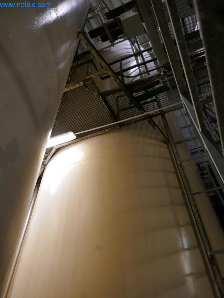 Machines, accessoires de machines, véhicules et stock de vins mousseux-2