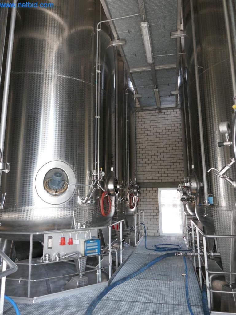 Machines, accessoires de machines, véhicules et stock de vins mousseux-1