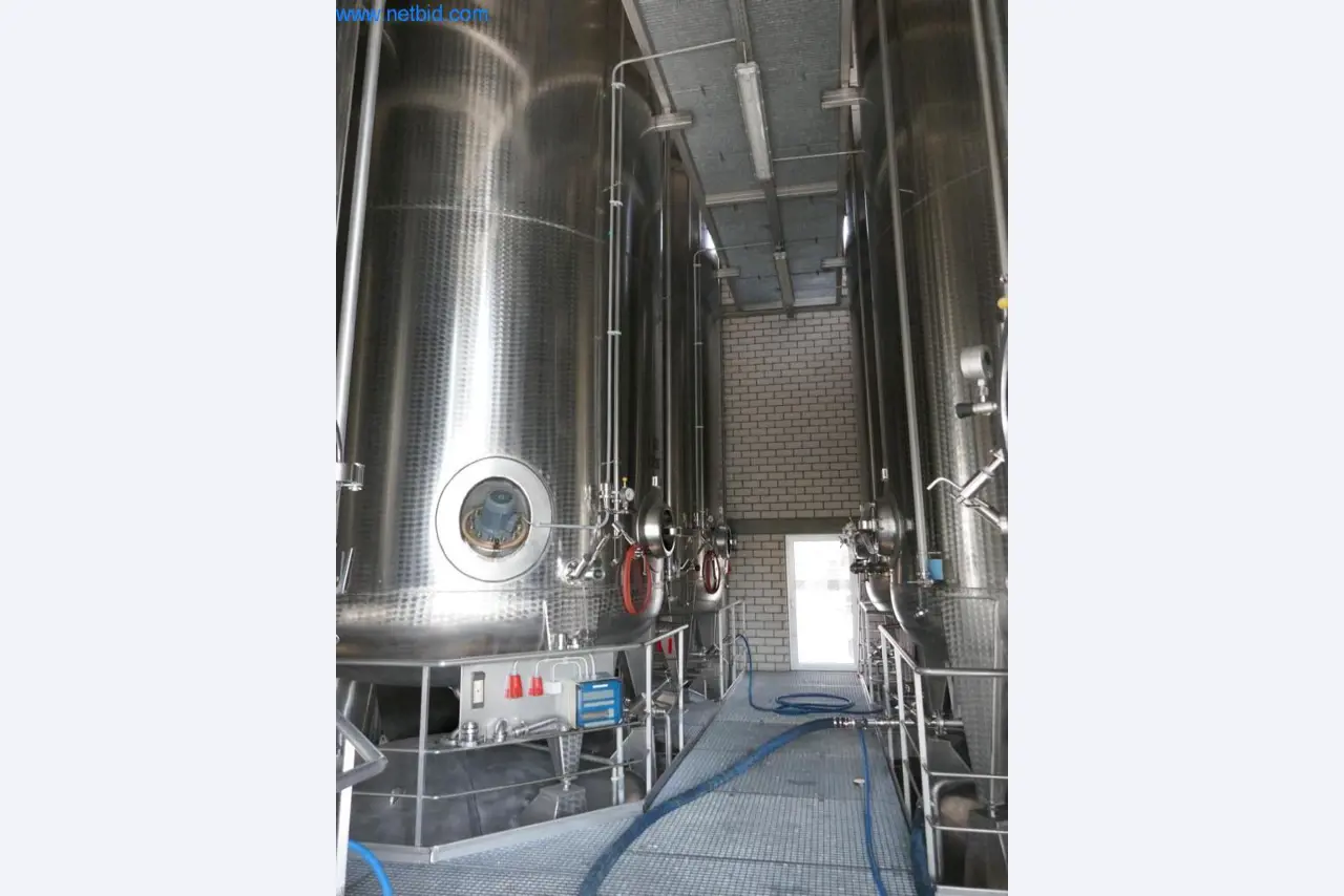 Máquinas, accesorios de máquinas, vehículos y almacén de vino espumoso-1