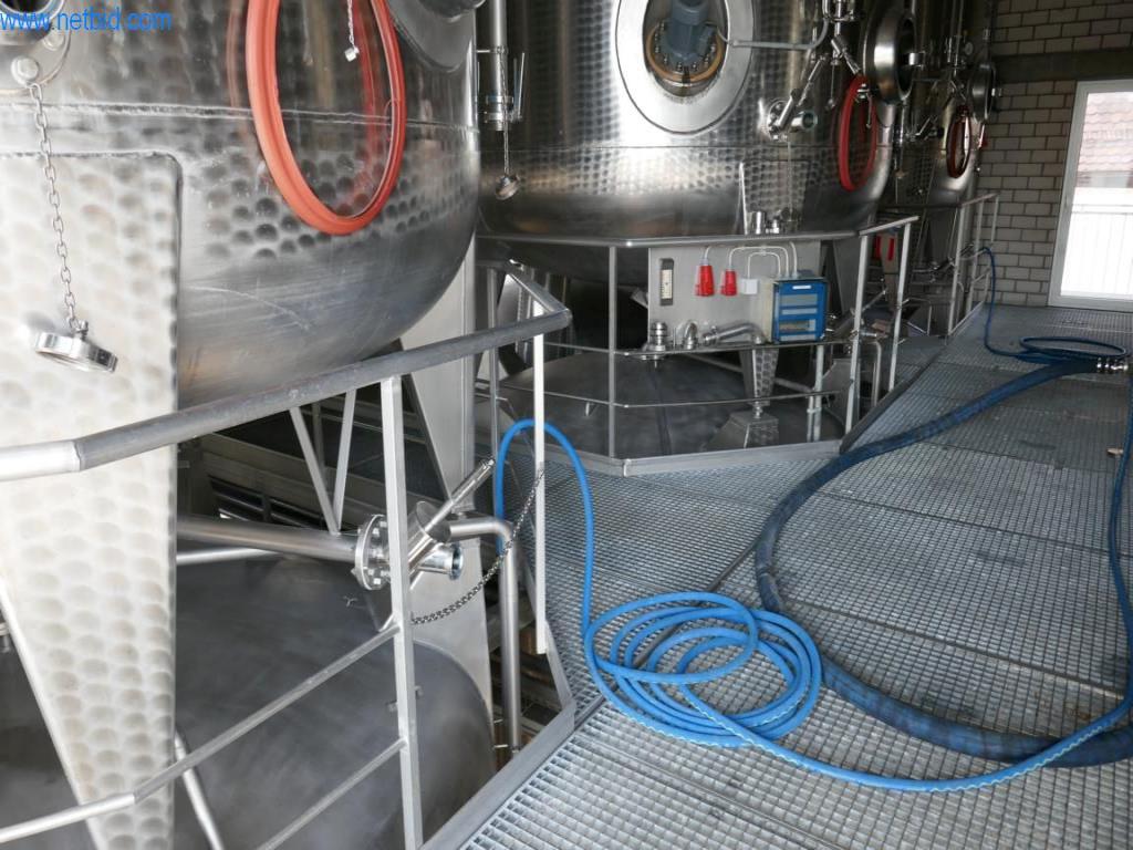 Machines, accessoires de machines, véhicules et stock de vins mousseux-5