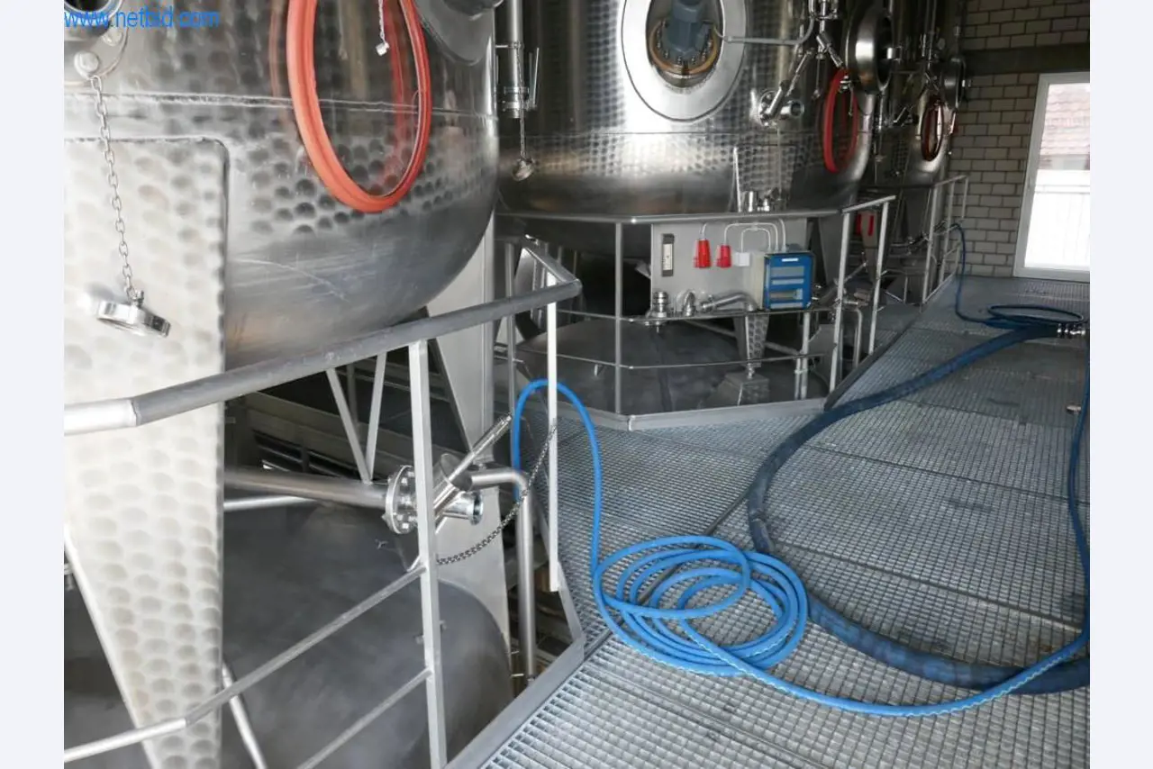 Máquinas, accesorios de máquinas, vehículos y almacén de vino espumoso-5