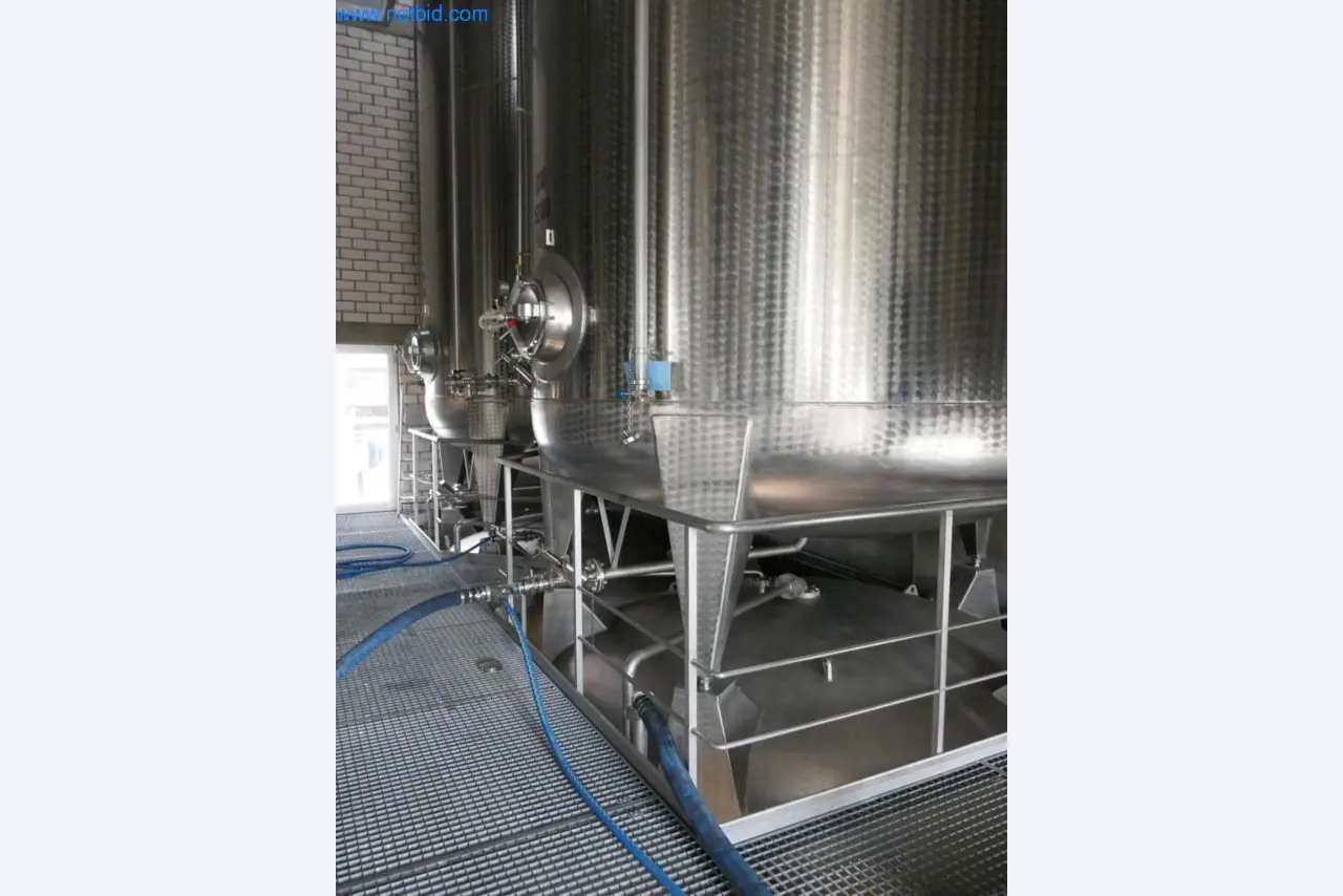 Máquinas, accesorios de máquinas, vehículos y almacén de vino espumoso-6