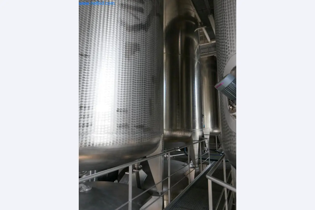 Máquinas, accesorios de máquinas, vehículos y almacén de vino espumoso-7