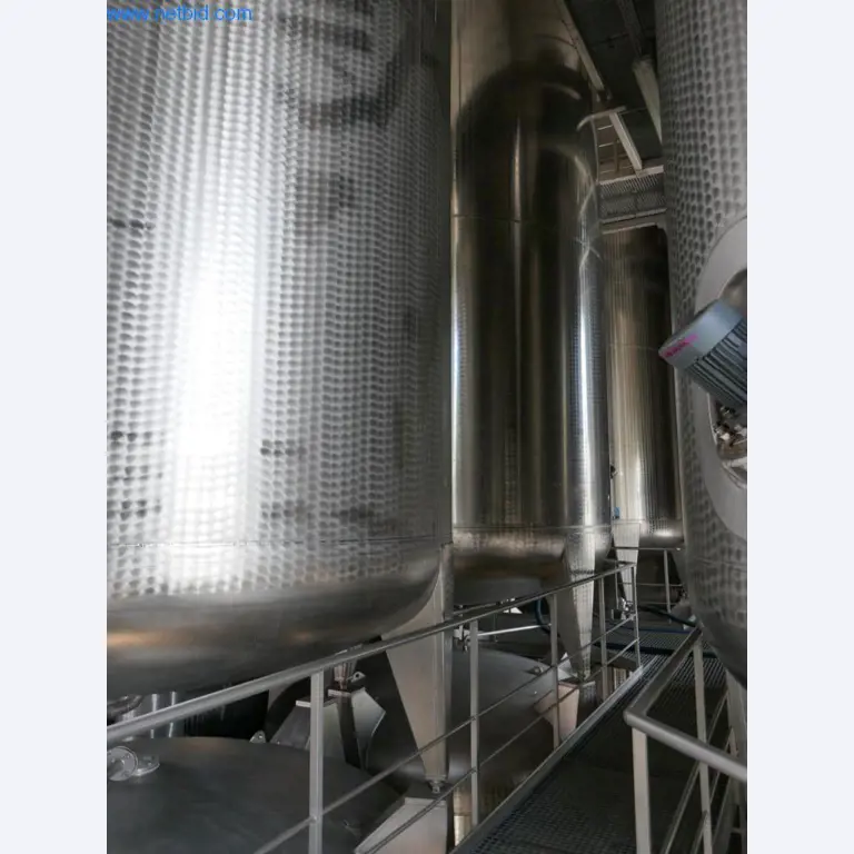 Máquinas, accesorios de máquinas, vehículos y almacén de vino espumoso-7