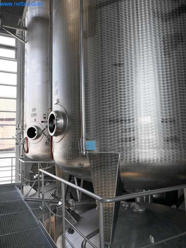 Machines, accessoires de machines, véhicules et stock de vins mousseux-8