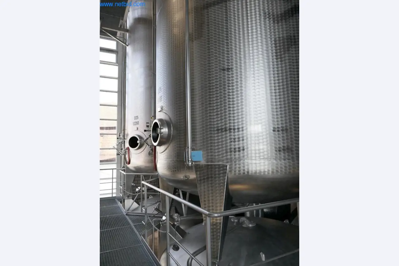 Máquinas, accesorios de máquinas, vehículos y almacén de vino espumoso-8