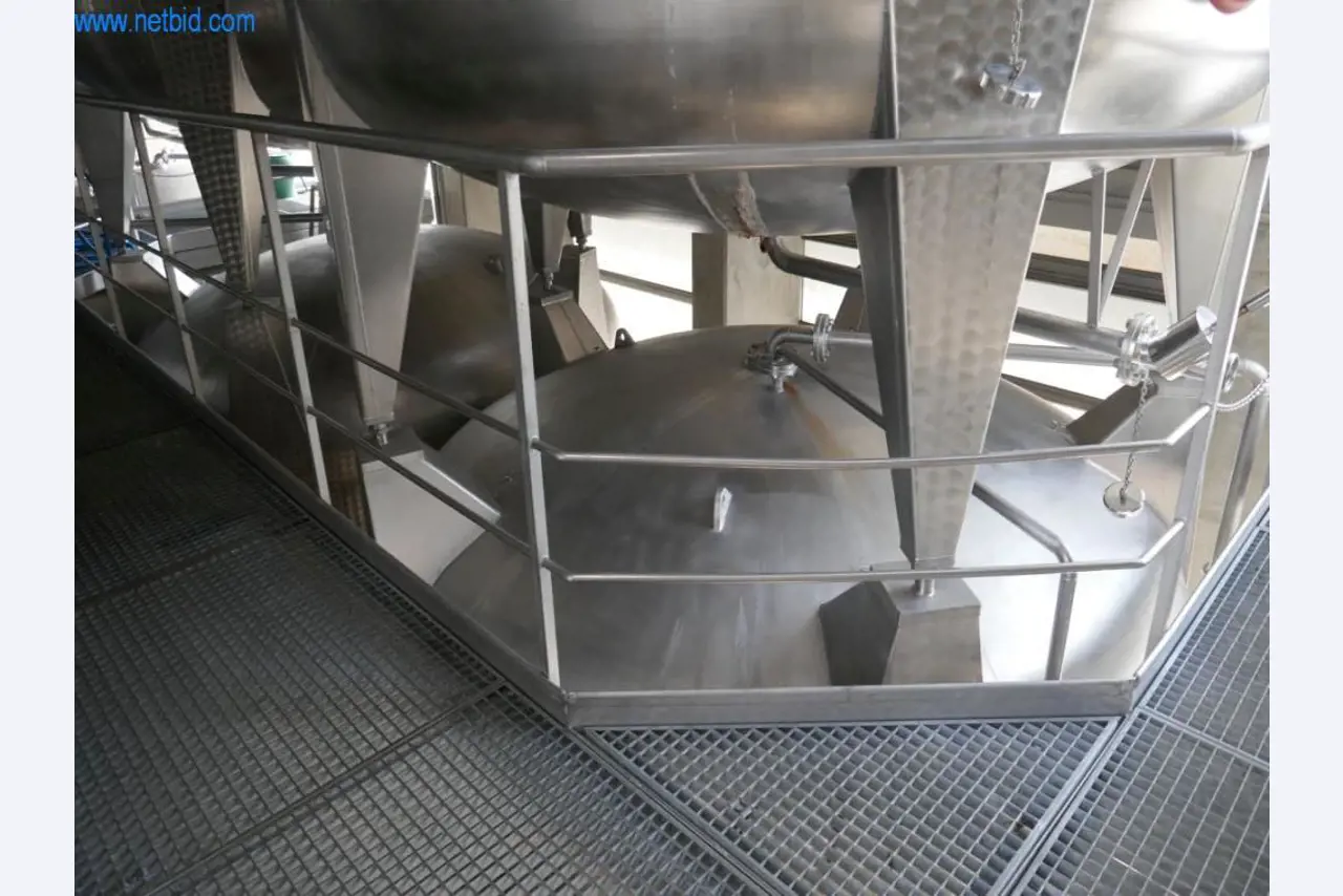 Máquinas, accesorios de máquinas, vehículos y almacén de vino espumoso-9