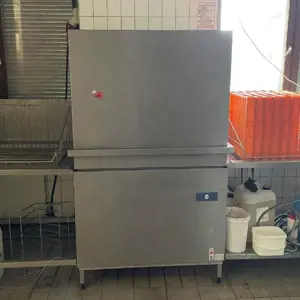 Hood-type industrial dishwasher Hobart UXTH-GHN