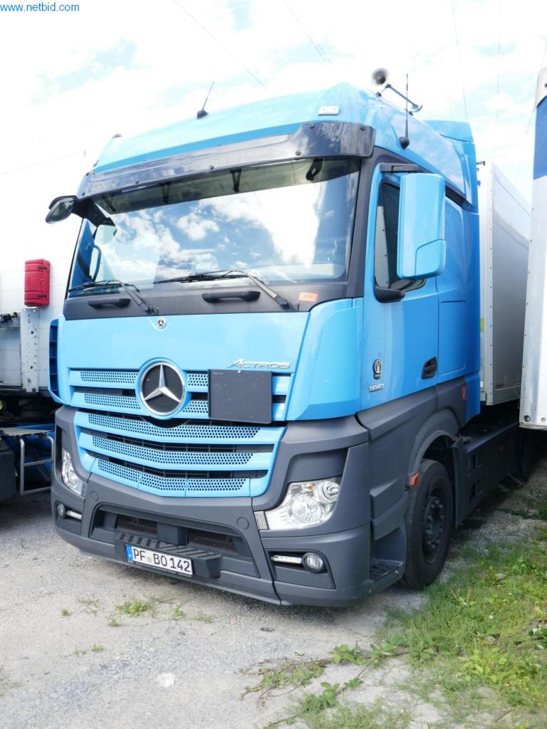 Vehículos y BGA de una empresa de transporte y logística-1