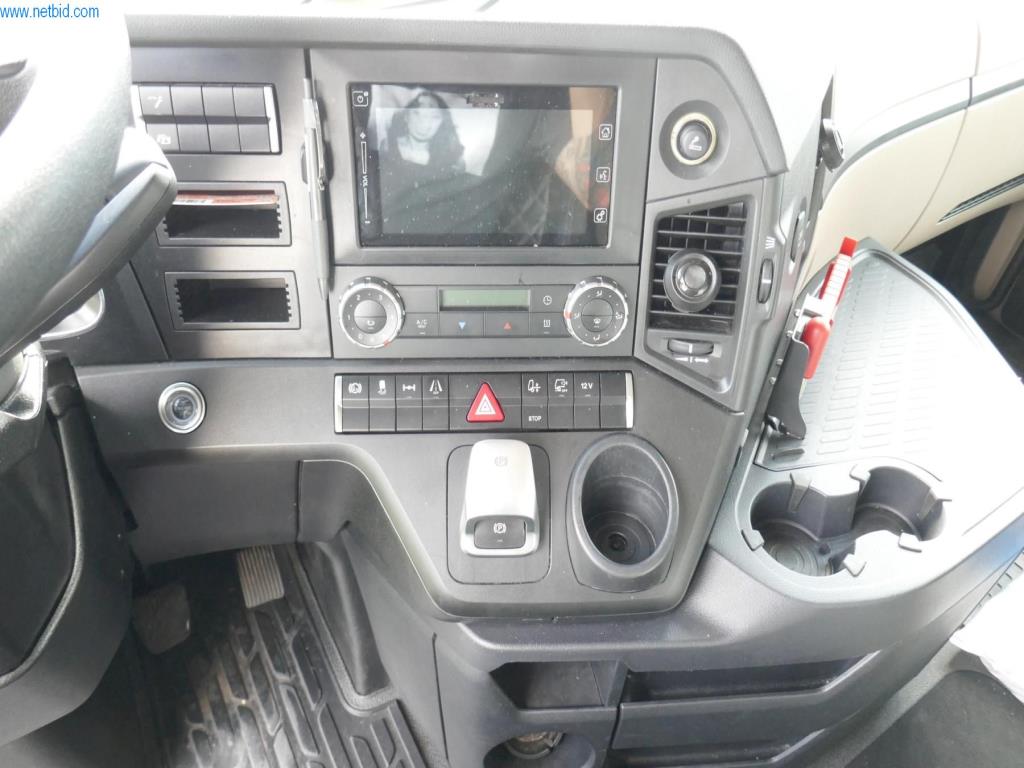 Vehículos y BGA de una empresa de transporte y logística-8