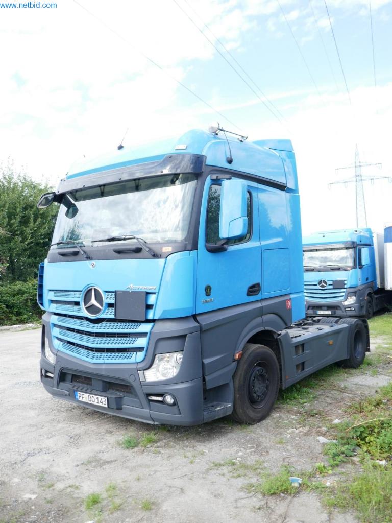 Vehículos y BGA de una empresa de transporte y logística-1