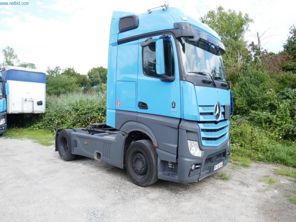 Vehículos y BGA de una empresa de transporte y logística-2