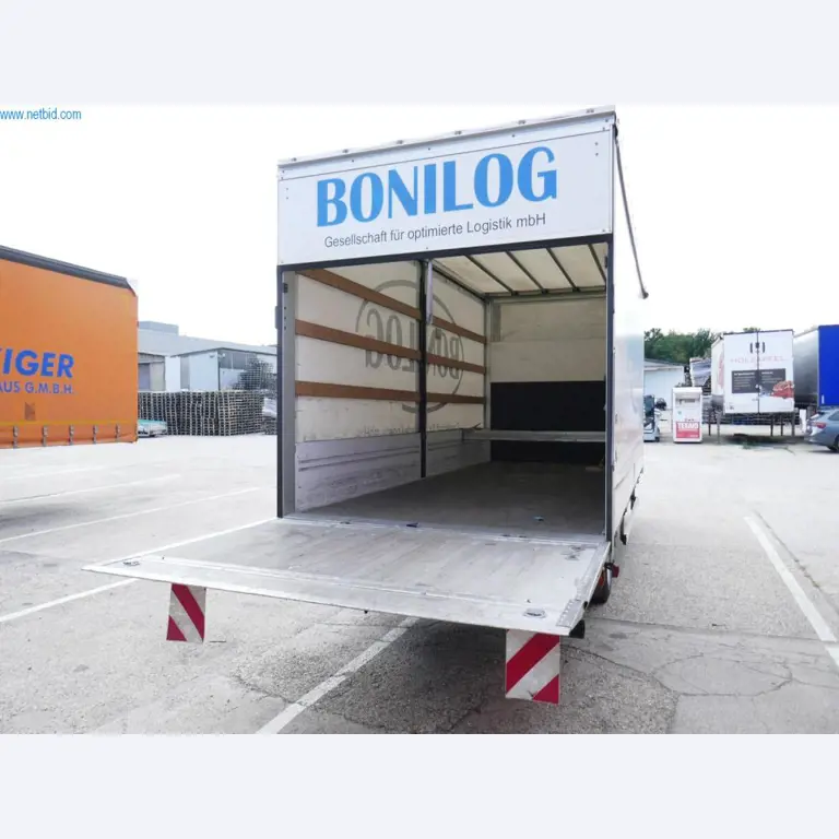 Vehículos y BGA de una empresa de transporte y logística-8