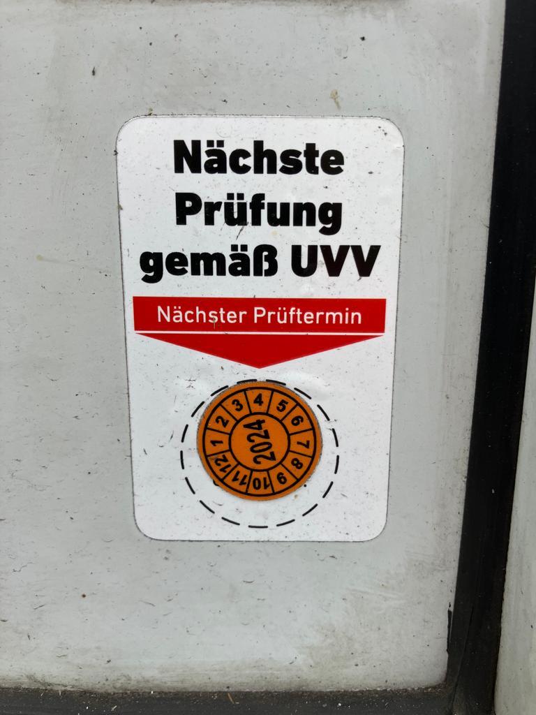 Vehículos y BGA de una empresa de transporte y logística-2