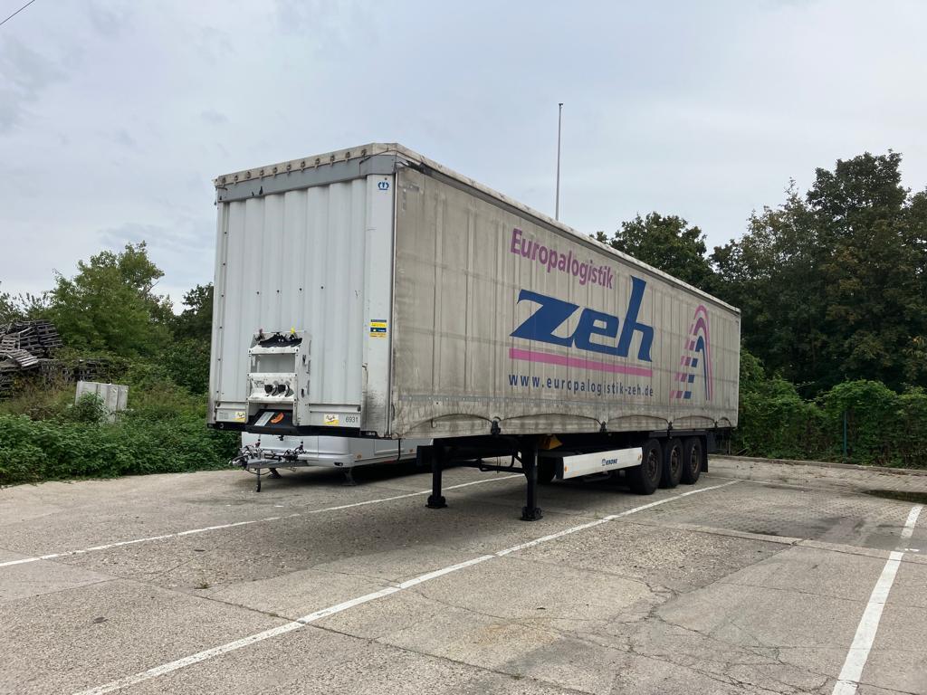 Vehículos y BGA de una empresa de transporte y logística-1