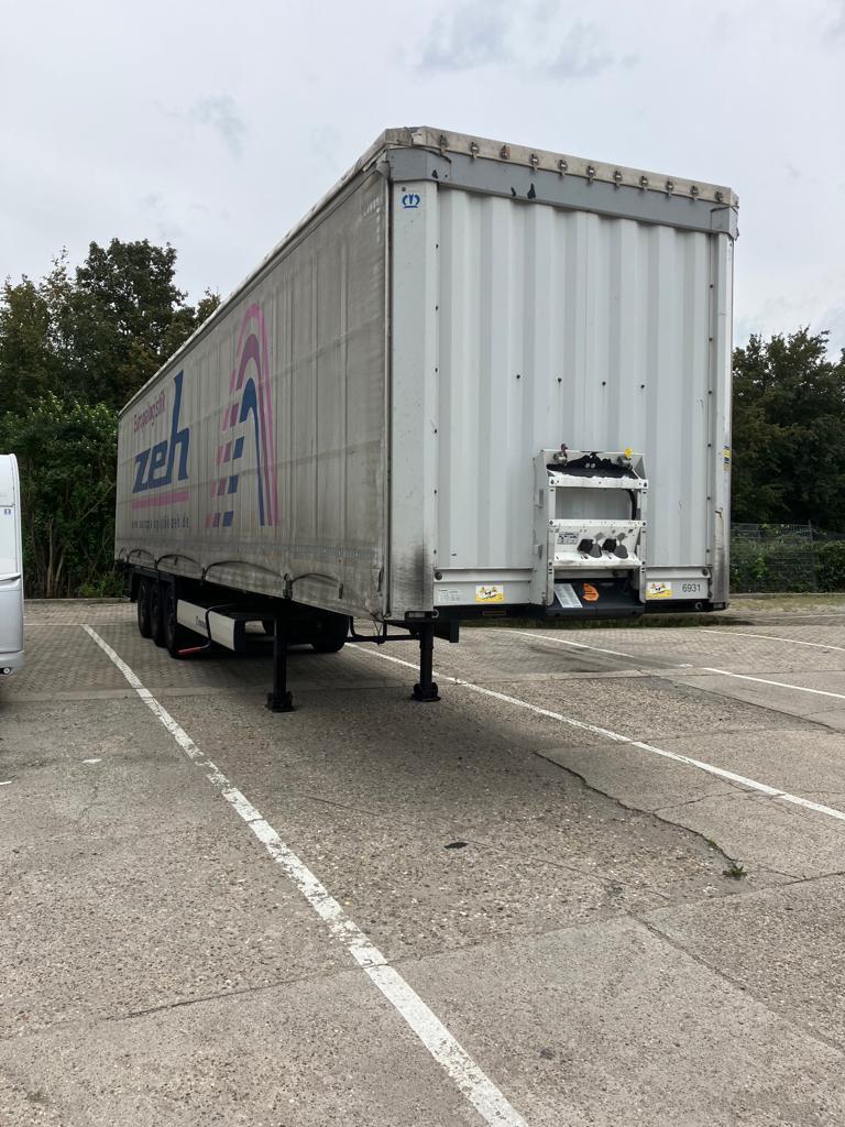 Vehículos y BGA de una empresa de transporte y logística-3