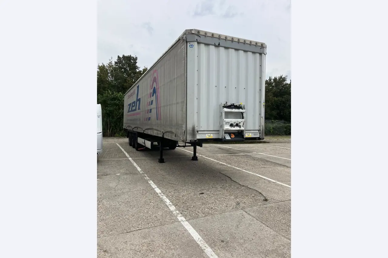 Veículos e BGA de uma empresa de transportes e logística-3