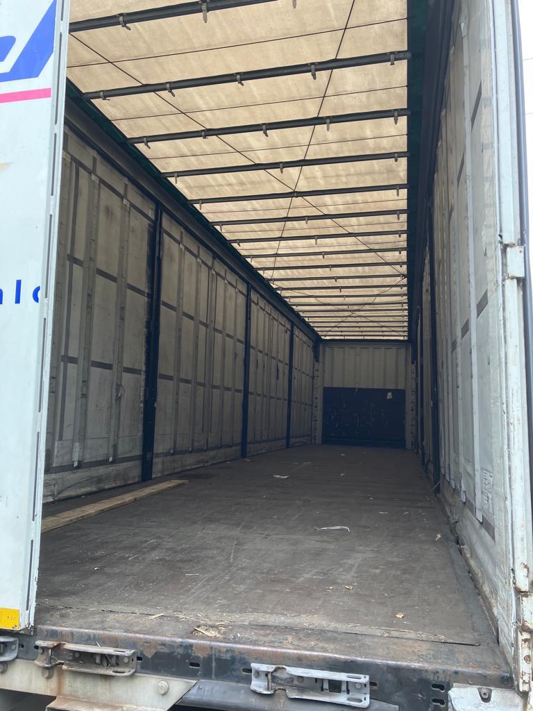 Vehículos y BGA de una empresa de transporte y logística-9