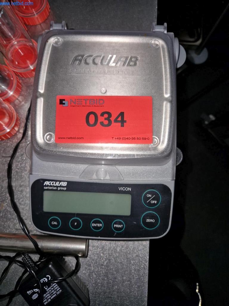 Dobře udržované laboratorní vybavení-1