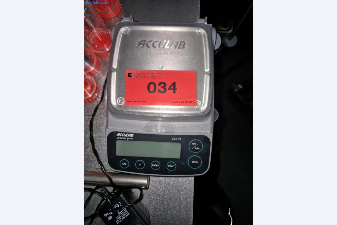 Dobře udržované laboratorní vybavení-1