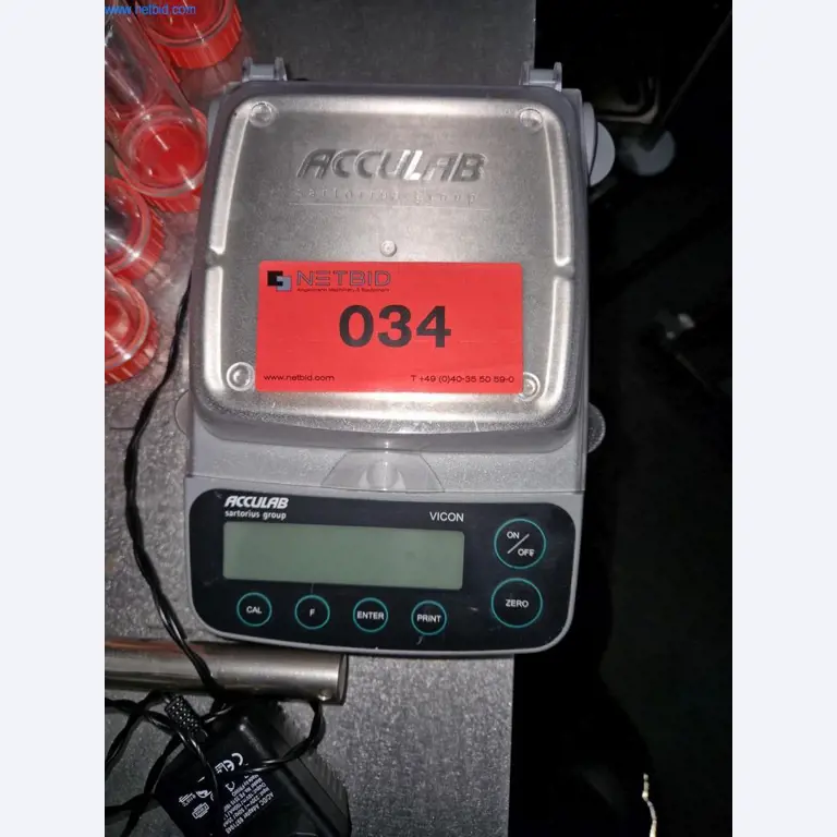 Dobře udržované laboratorní vybavení-1