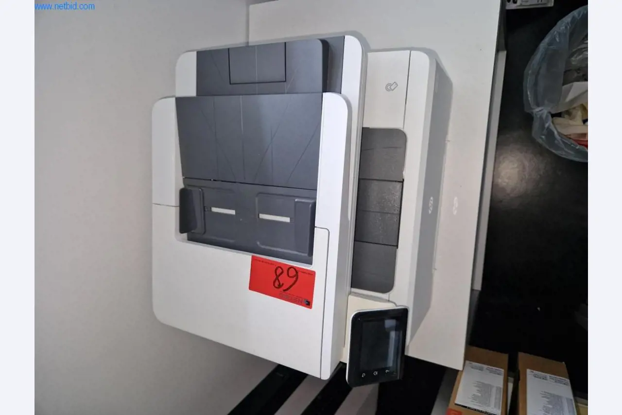 Dobře udržované laboratorní vybavení-1