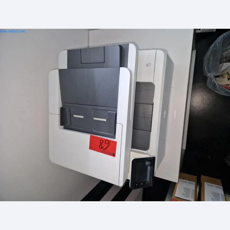 Dobře udržované laboratorní vybavení-1