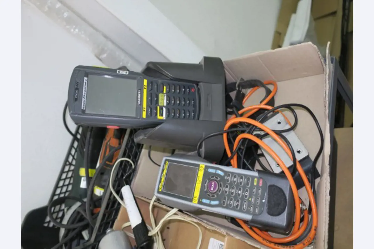 Magazijnuitrusting, elektrisch gereedschap en machineonderdelen-17