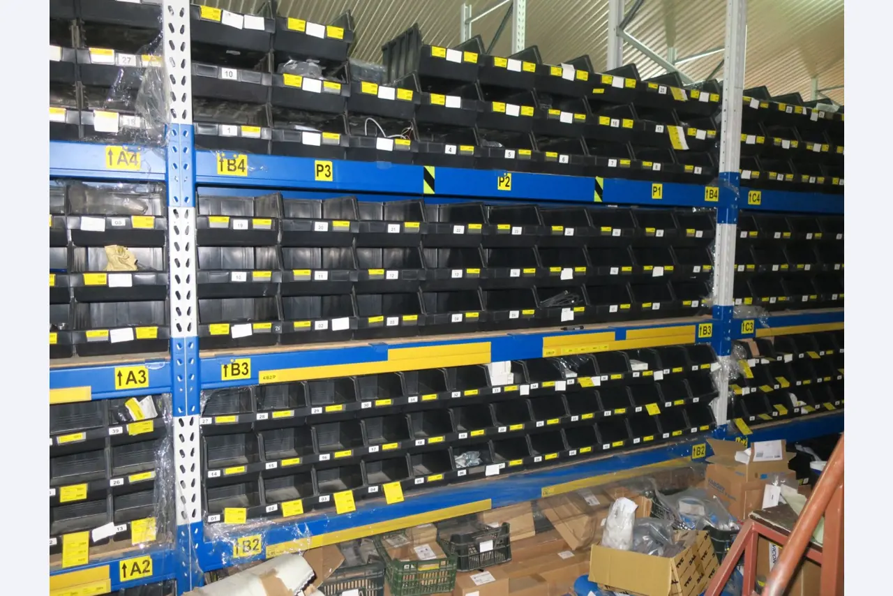 Magazijnuitrusting, elektrisch gereedschap en machineonderdelen-1