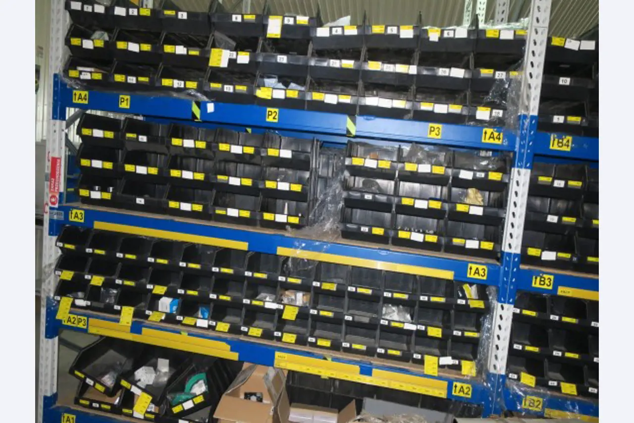 Magazijnuitrusting, elektrisch gereedschap en machineonderdelen-22