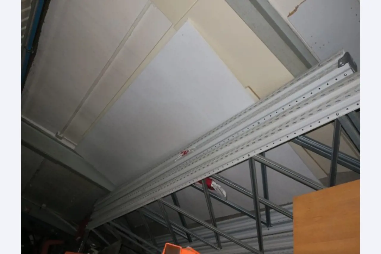 Magazijnuitrusting, elektrisch gereedschap en machineonderdelen-4