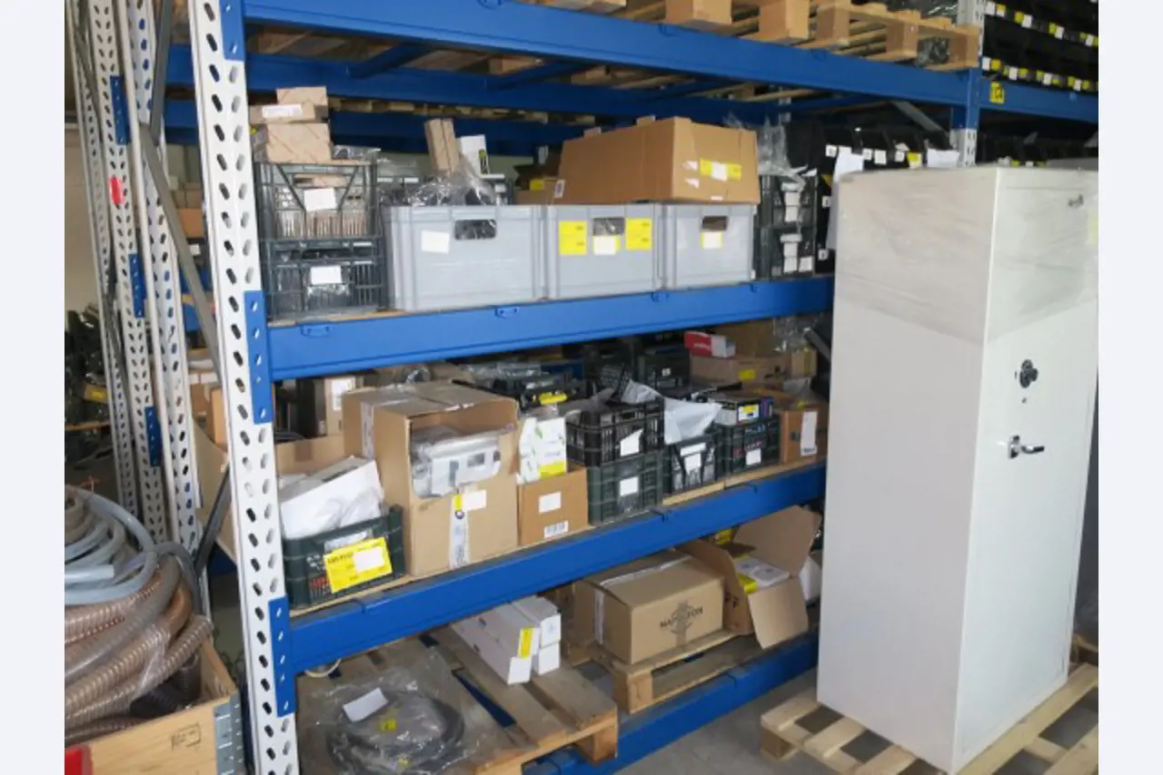 Magazijnuitrusting, elektrisch gereedschap en machineonderdelen-30