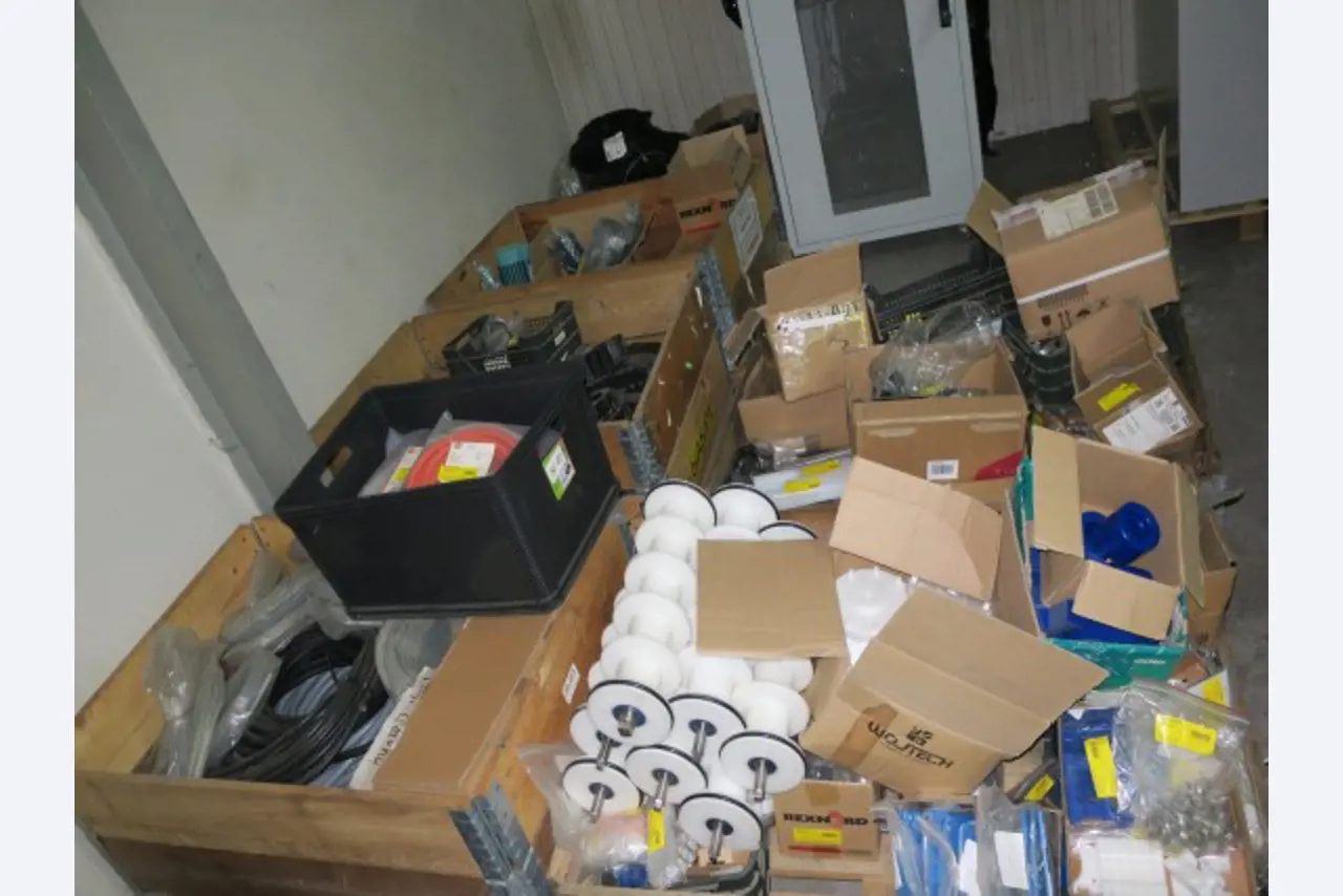 Magazijnuitrusting, elektrisch gereedschap en machineonderdelen-33