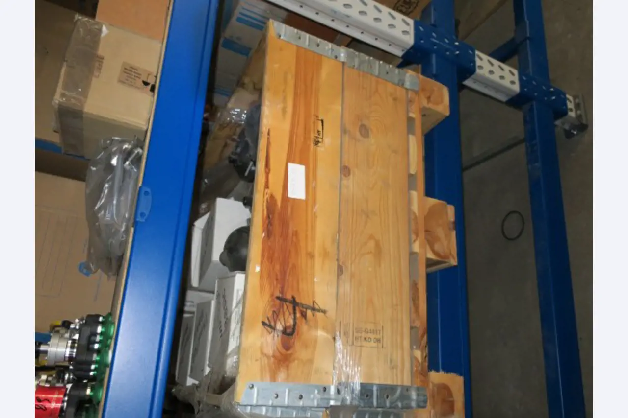Magazijnuitrusting, elektrisch gereedschap en machineonderdelen-37