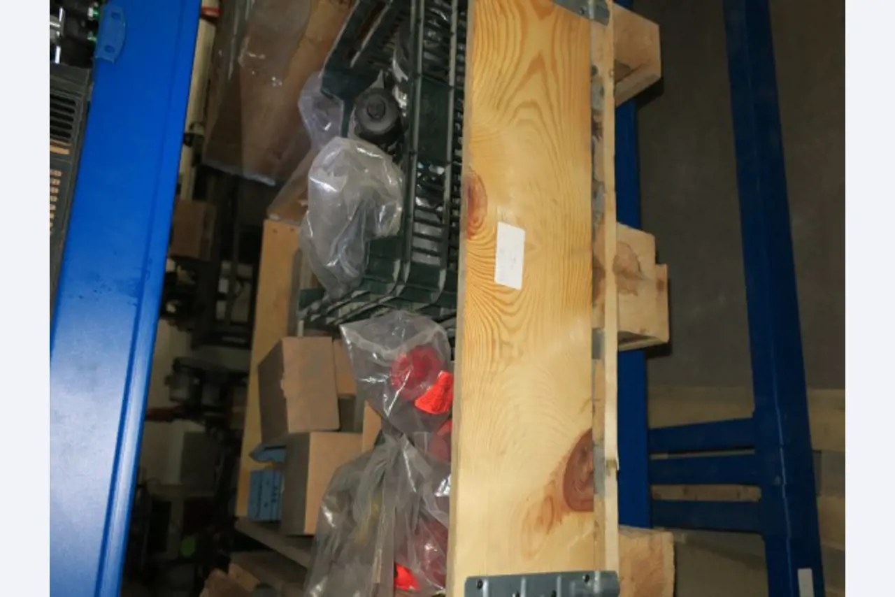 Magazijnuitrusting, elektrisch gereedschap en machineonderdelen-38