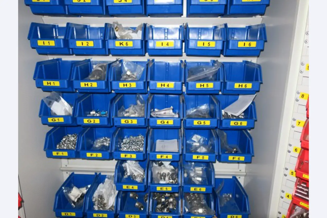 Magazijnuitrusting, elektrisch gereedschap en machineonderdelen-8