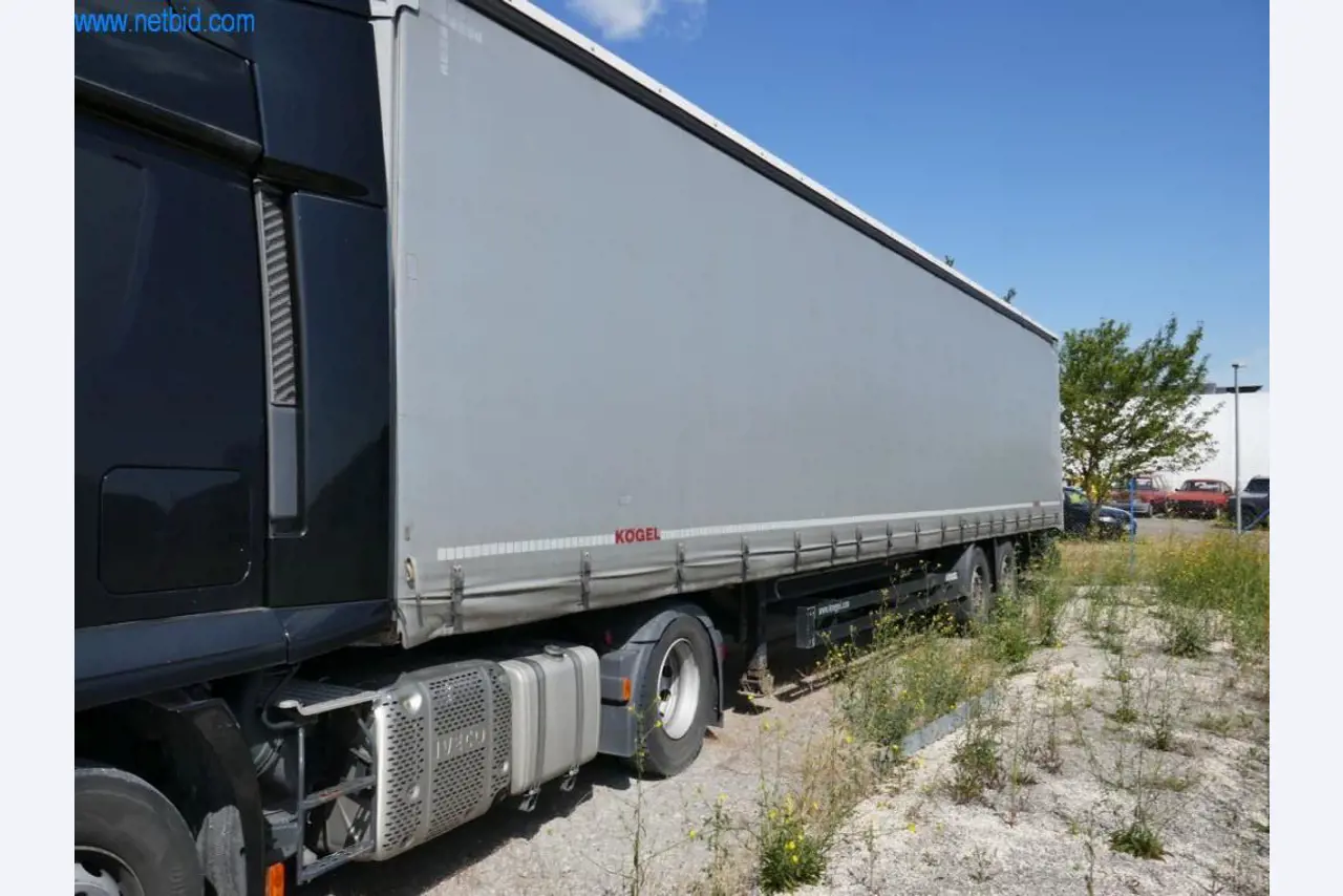 Vehículos de una empresa de transportes-1