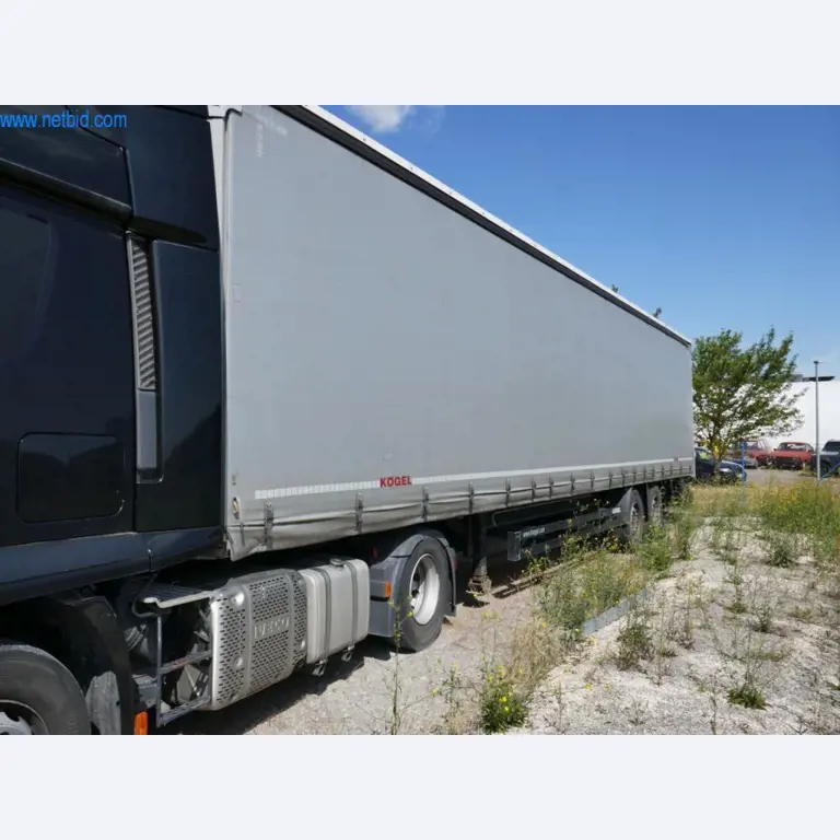 Vehículos de una empresa de transportes-1