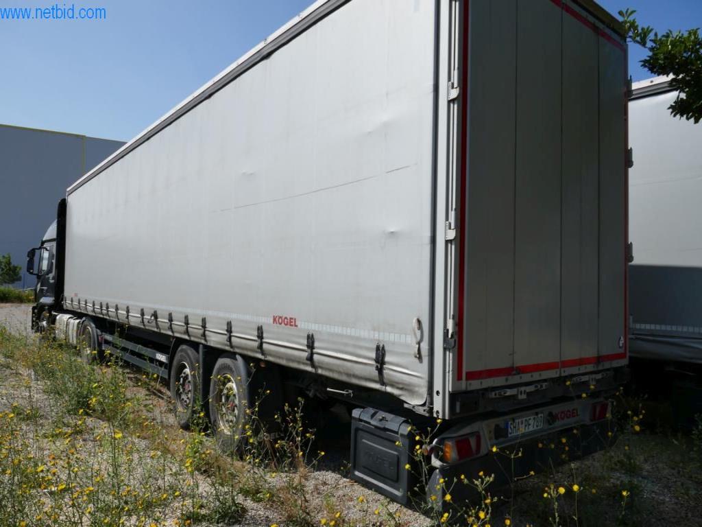 Vehículos de una empresa de transportes-2