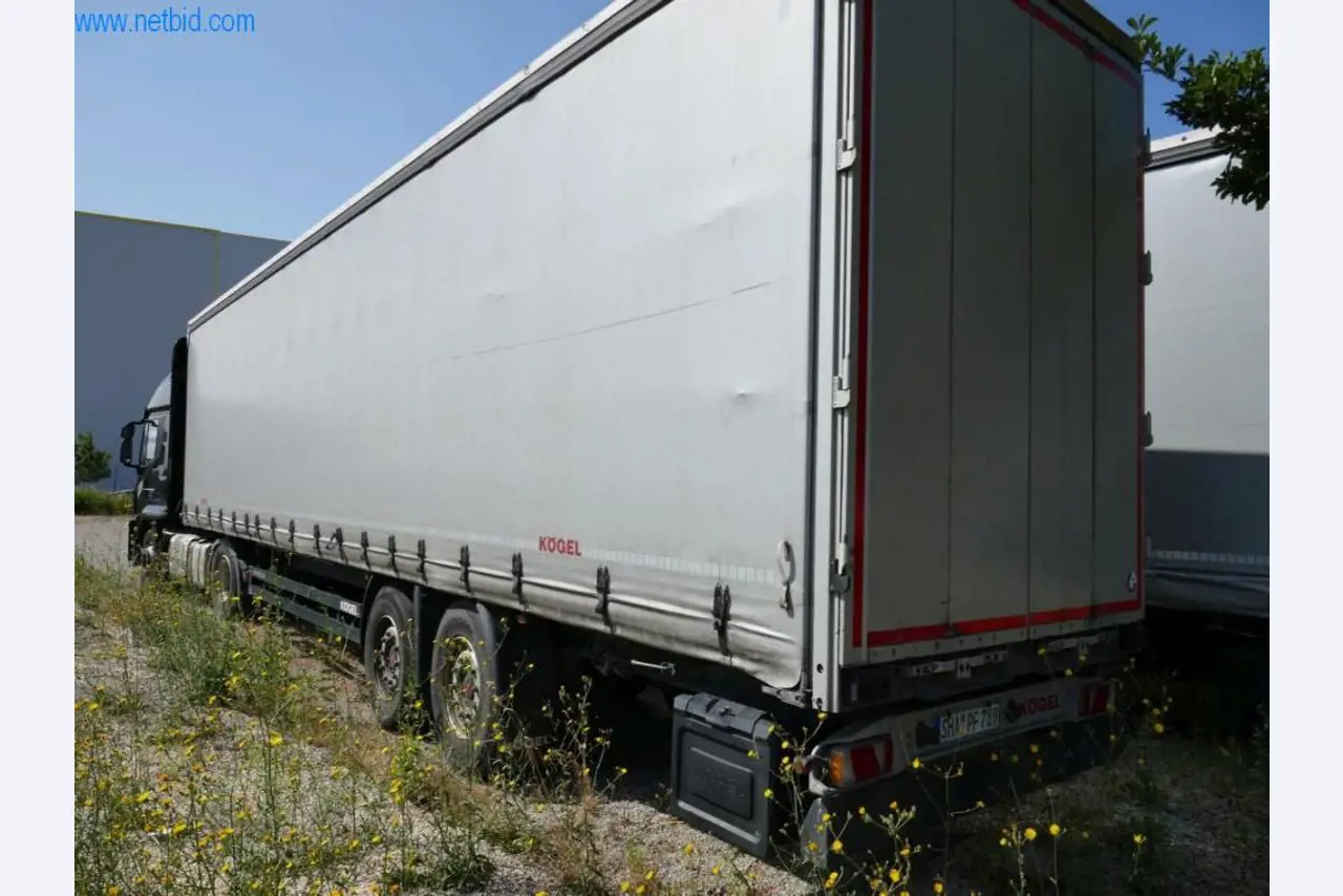 Vehículos de una empresa de transportes-2