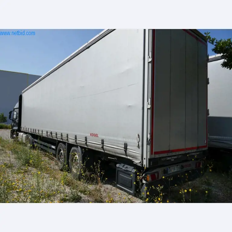 Vehículos de una empresa de transportes-2