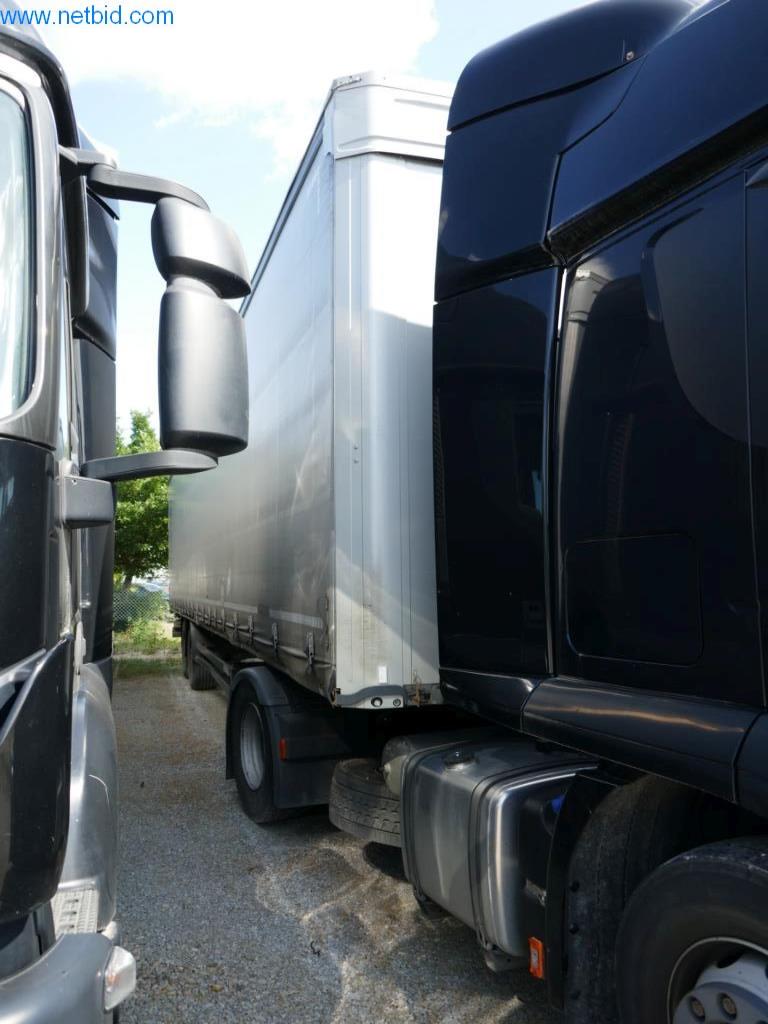 Vehículos de una empresa de transportes-3