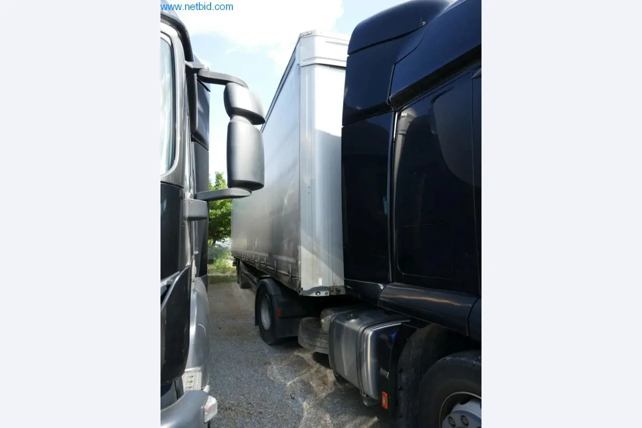 Vehículos de una empresa de transportes-3